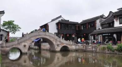 琳娜整理房间